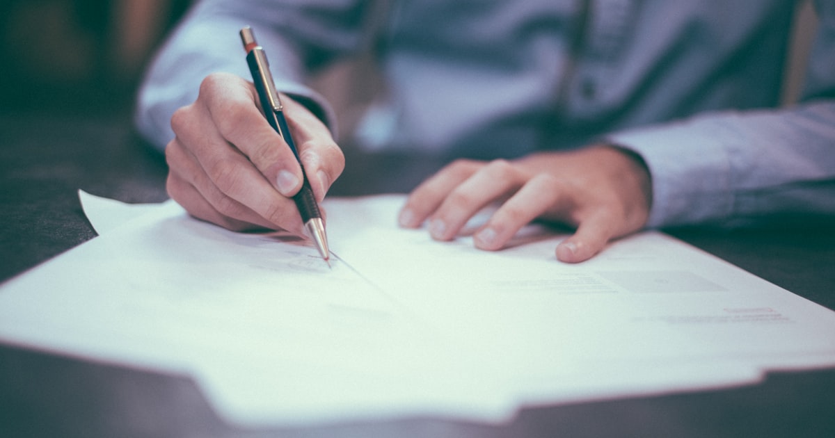 Notificação de PAD: servidor assinando documento em processo administrativo disciplinar