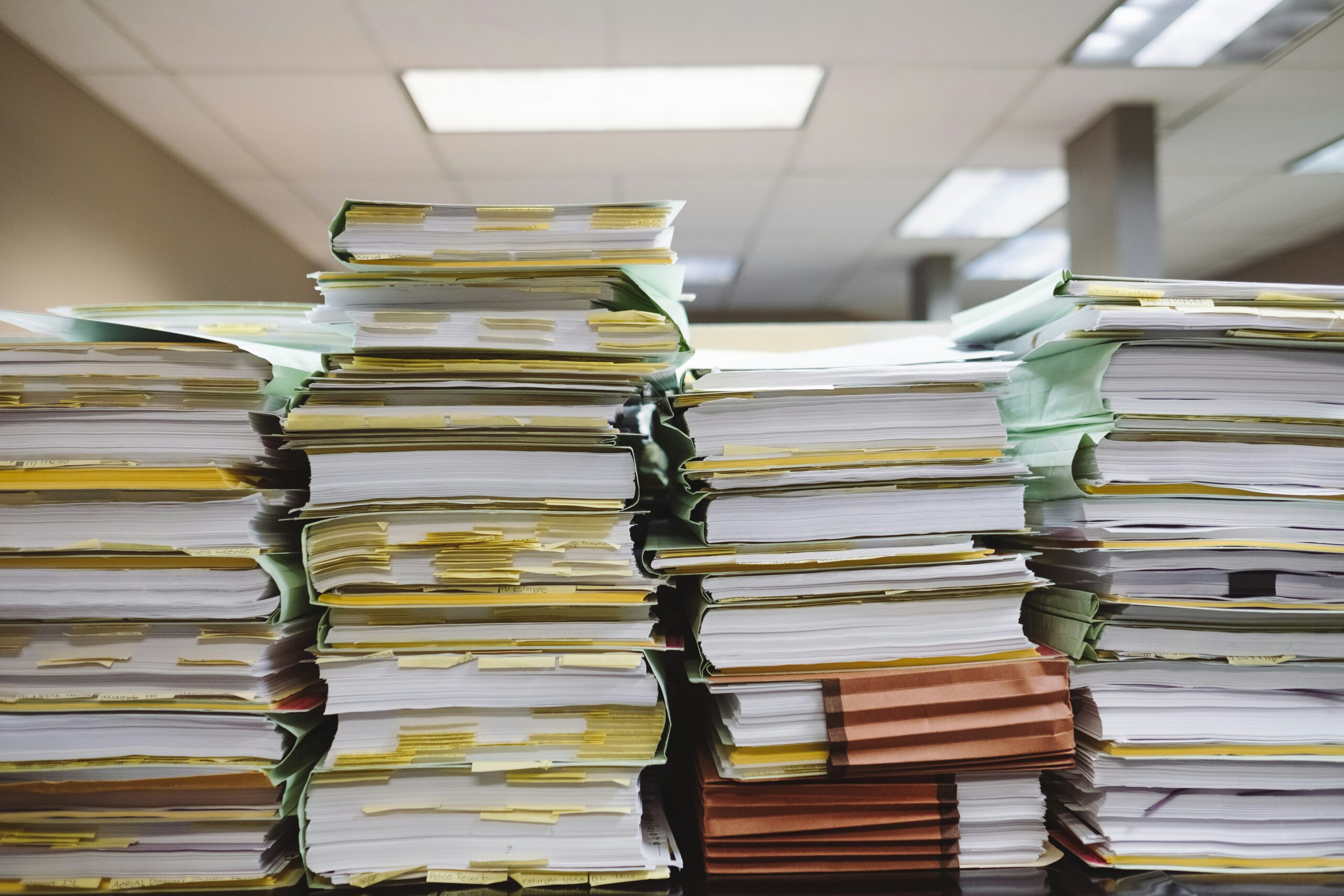Advogado PAD Porto Alegre analisando documentos de Processo Administrativo Disciplinar